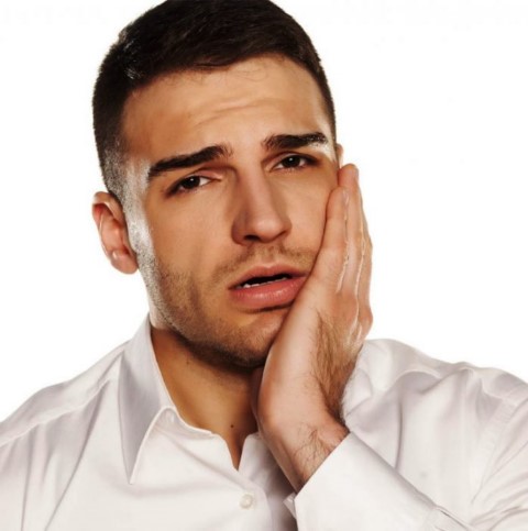 Pourquoi il ne faut pas ajuster ses prothèses dentaires soi-même ?