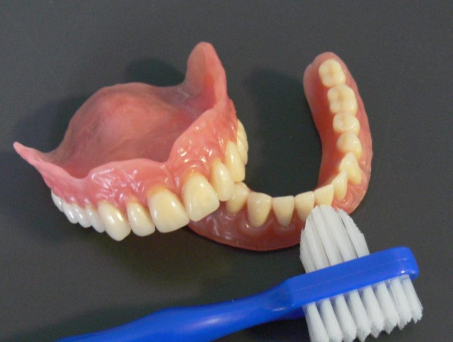 Conseils pratiques pour l'entretien des prothèses